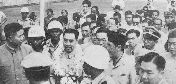 △周恩來(lái)總理剛下飛機